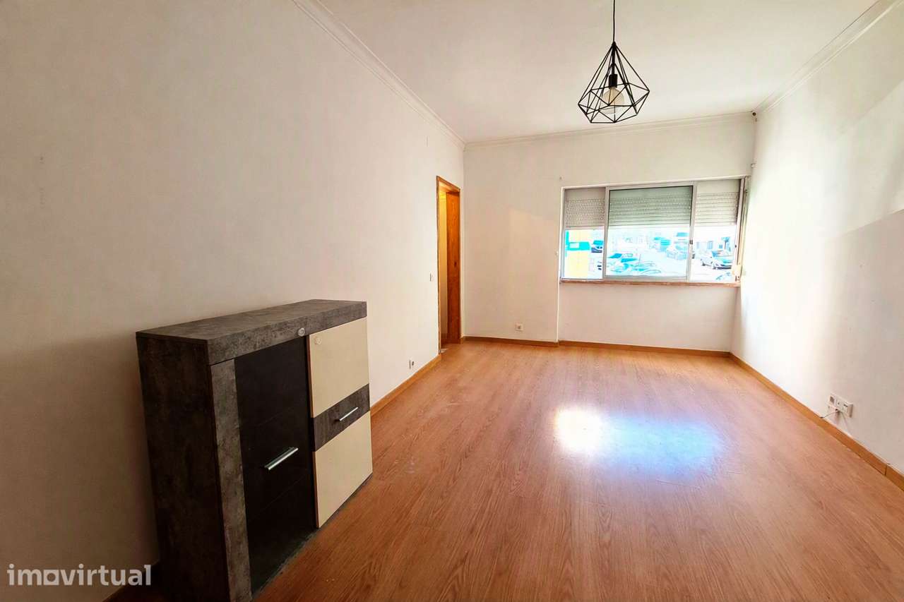 Vende-se apartamento T2 perto Almada Fórum em Corroios - Grande imagem: 2/13