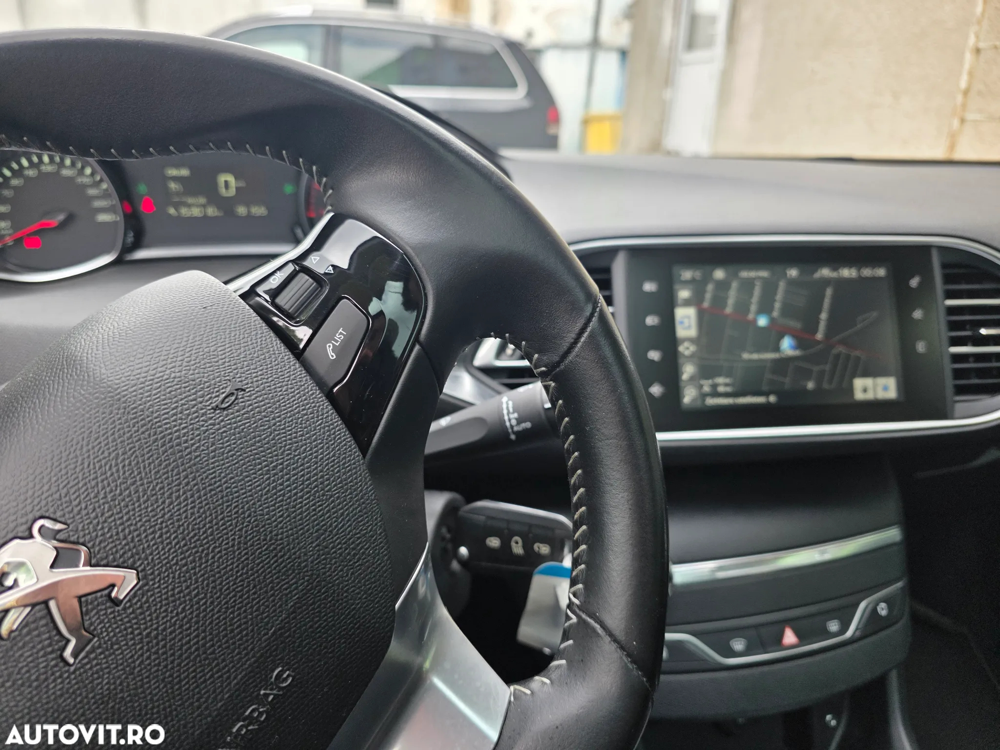 Peugeot 308 1.2 L PureTech Turbo S&S Allure - 17