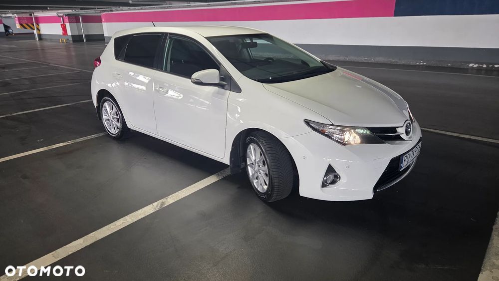 Toyota Auris 1.6 Premium + - 4
