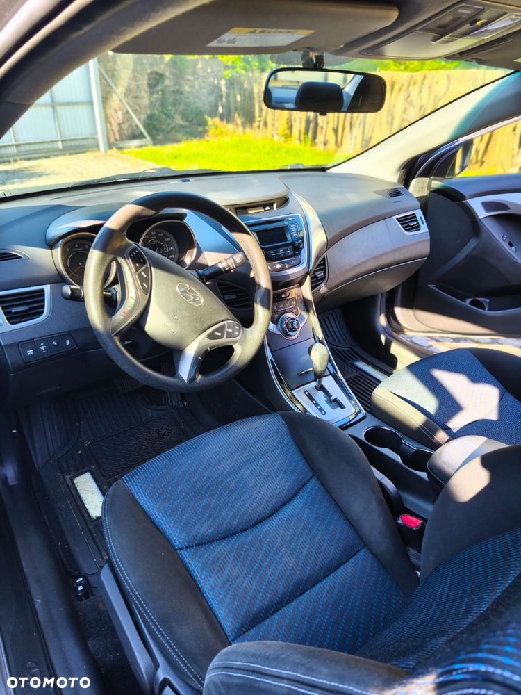 Hyundai Elantra - 11