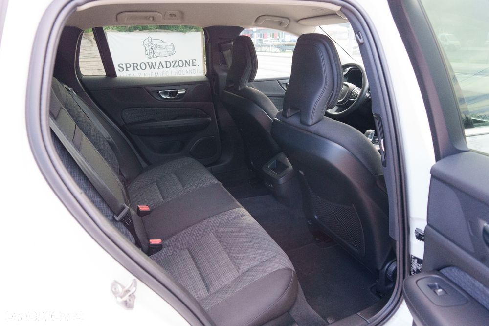 Volvo V60 B3 B DKG Momentum Pro - 24