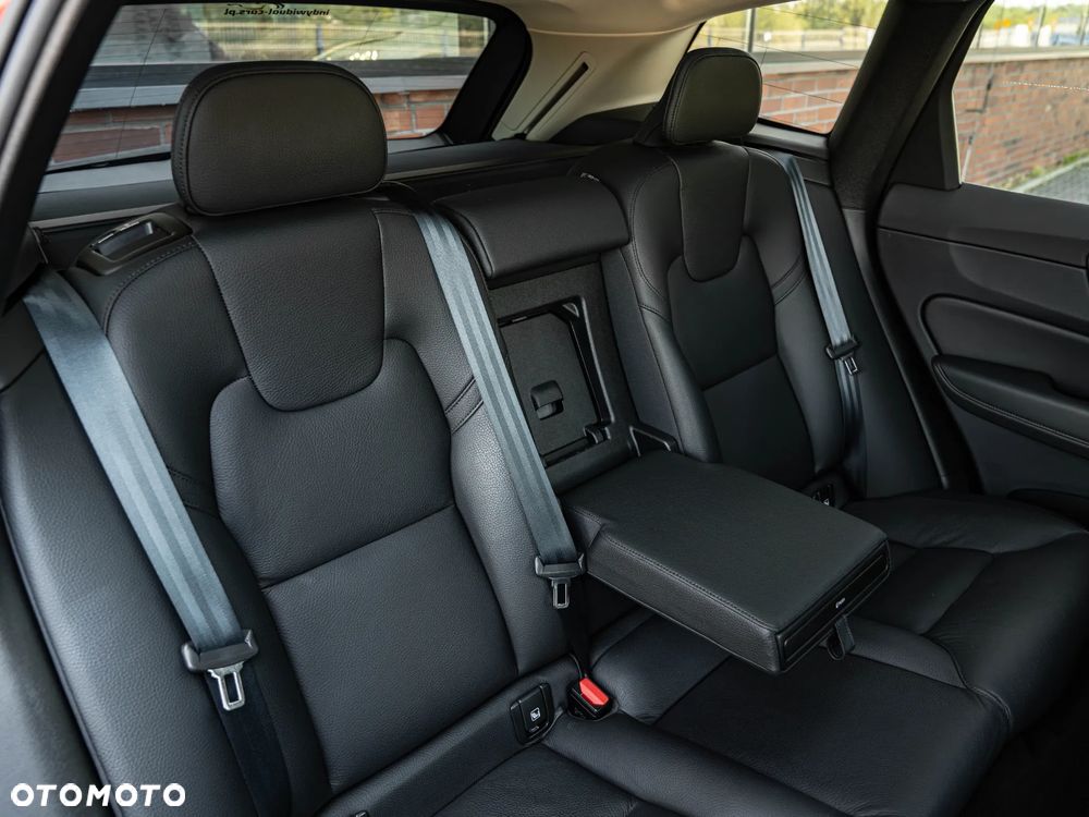 Volvo XC 60 B4 D Plus Dark - 27