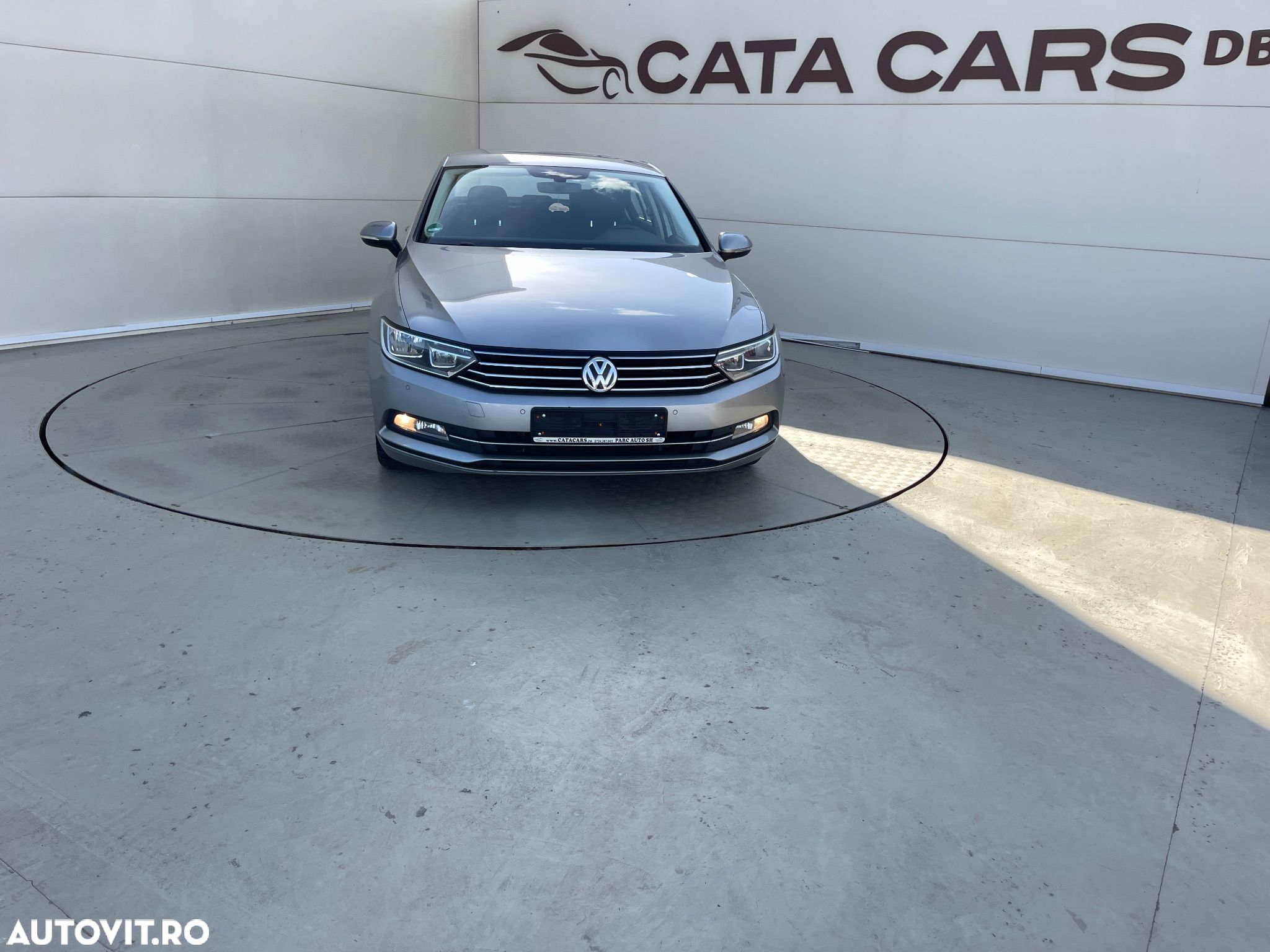 Volkswagen Passat - 1