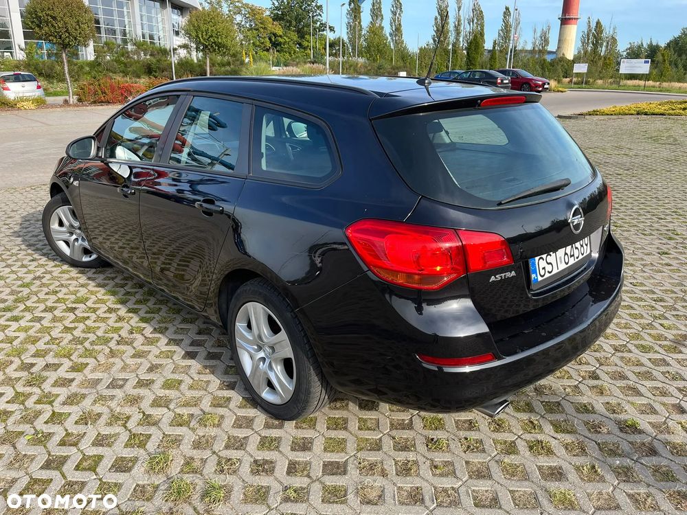 Opel Astra 2011 photo 4