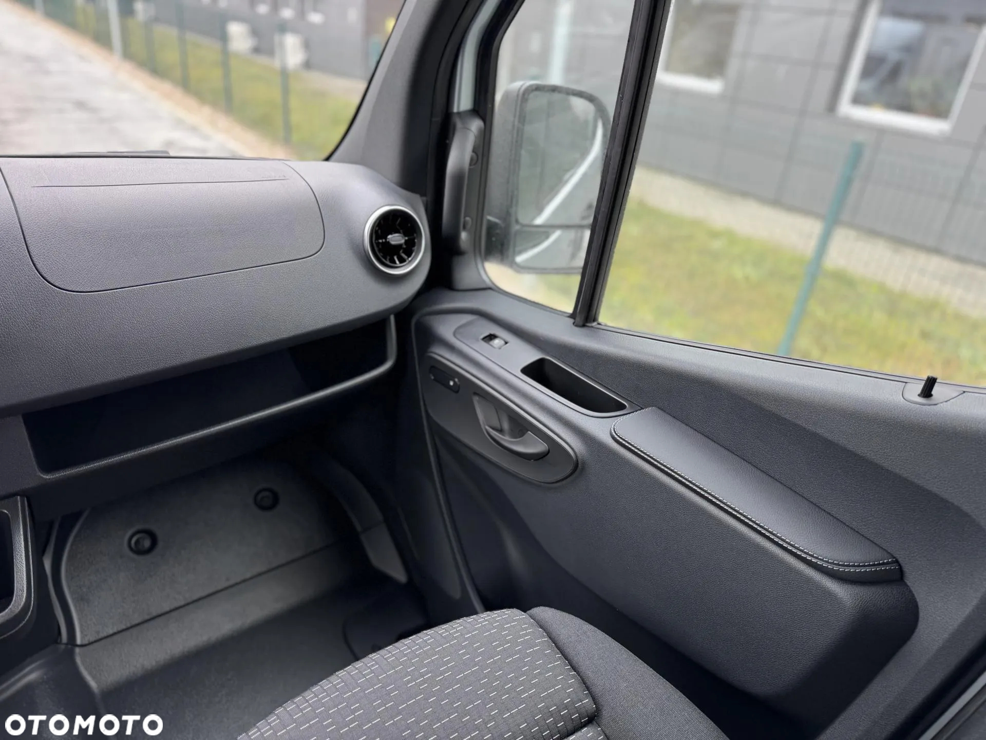 Mercedes-Benz Sprinter - 11