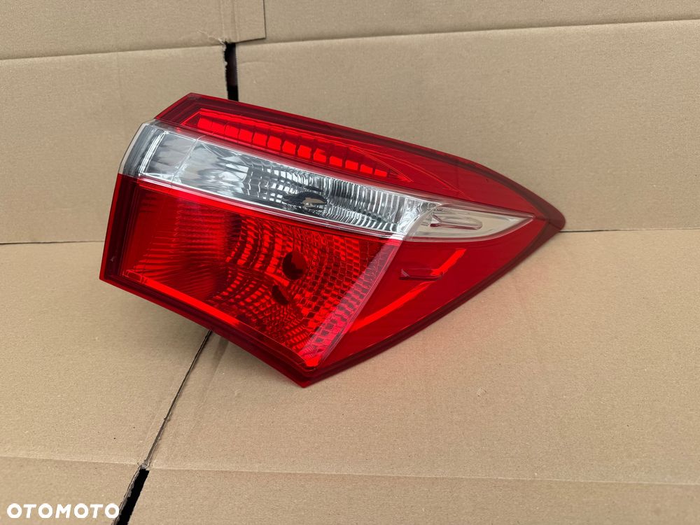TOYOTA COROLLA E16 SEDAN LAMPA TYLNA PRAWA 81550-02760