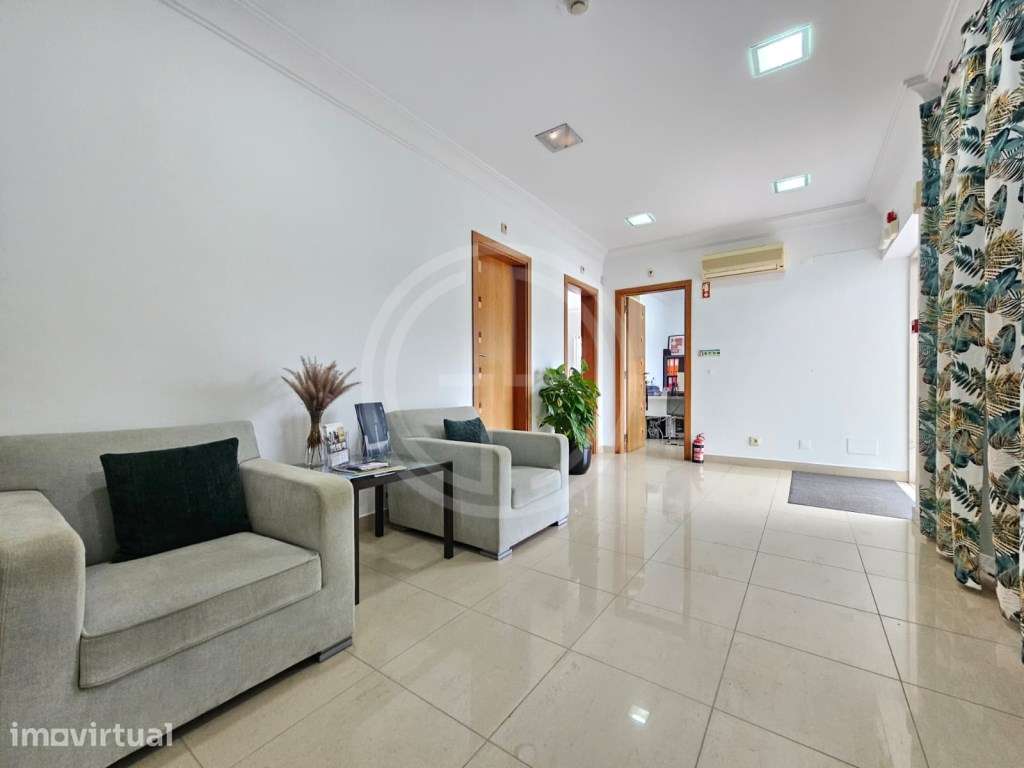 Sala/ Arrecadação em Vilamoura - Grande imagem: 5/16