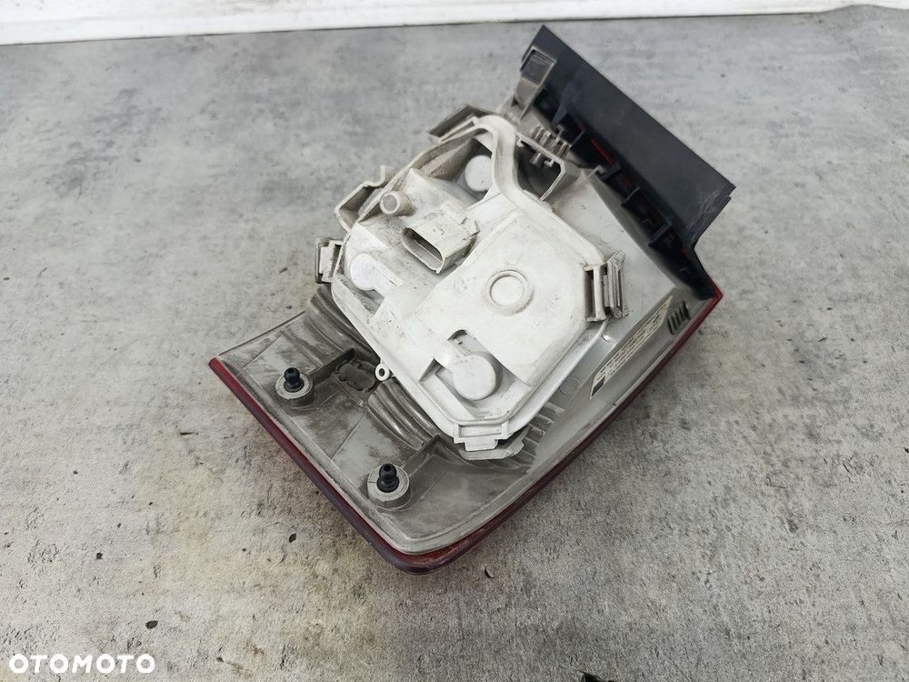 LAMPA TYLNA LEWA AUDI A4 B7 8E9945095E 484001 KOMBI - 2
