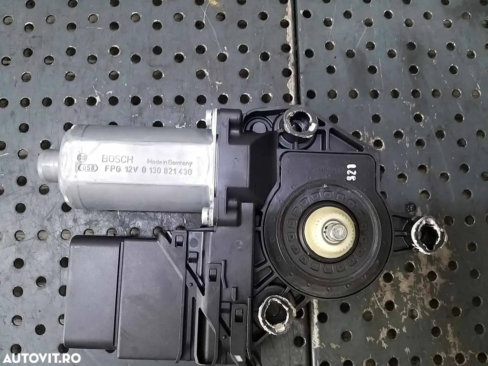 Motoras macara dreapta spate vw golf 6 plus Motoras macara dreapta spate vw golf 6 plus 5k0959794 0130821430 5m0839402f 5k0959704e - 2