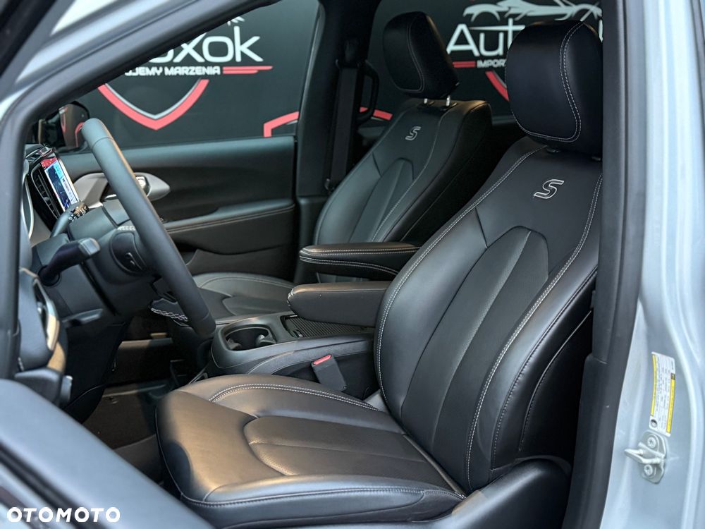 Chrysler Pacifica - 34