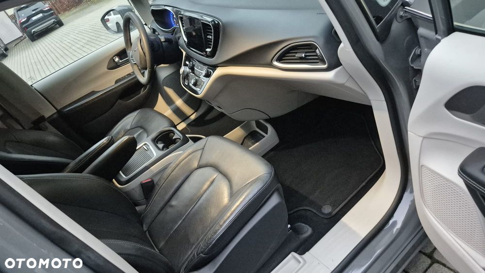 Chrysler Pacifica - 12