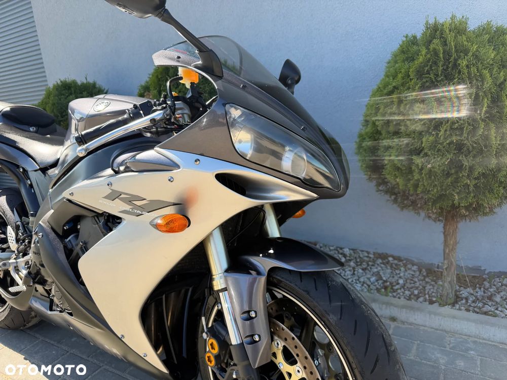 Yamaha R1 - 9