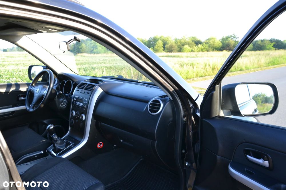 Suzuki Grand Vitara 2.0 De luxe - 29