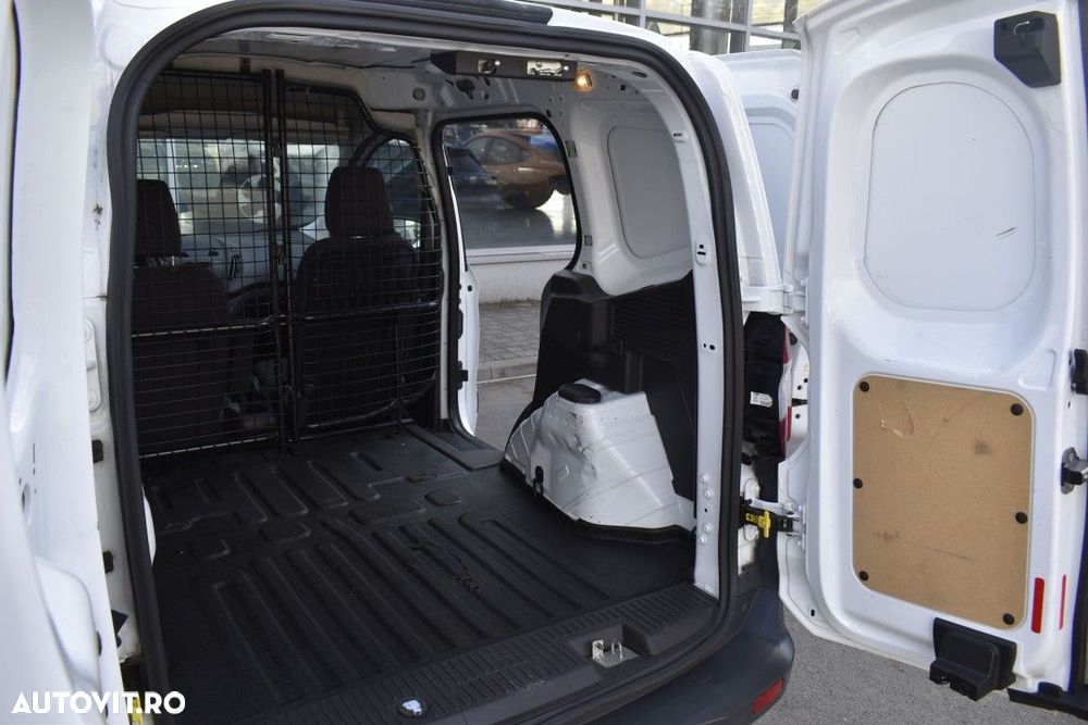 Ford Transit Courier - 10