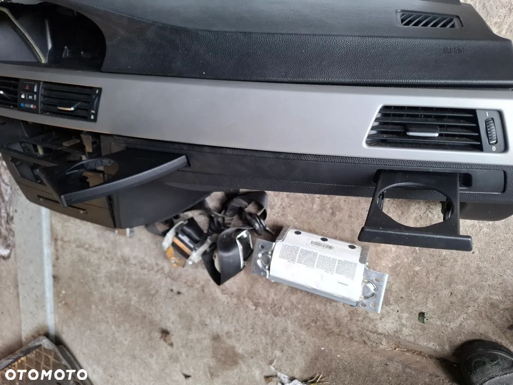 DESKA ROZDZIELCZA KOKPIT KONSOLA KUBKI UCHWYT NA KUBKI PASY PODUSZKI SENROR KOMPLET BMW E90 E91 SLASK WYSYLKA - 3