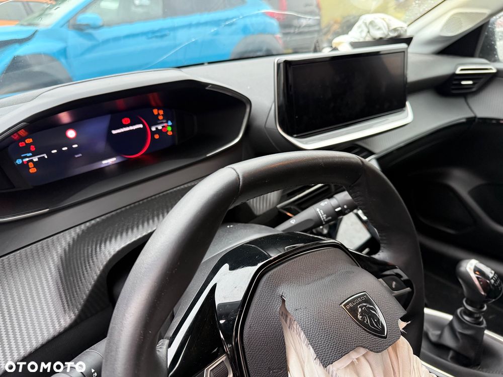 Peugeot 208 - 8