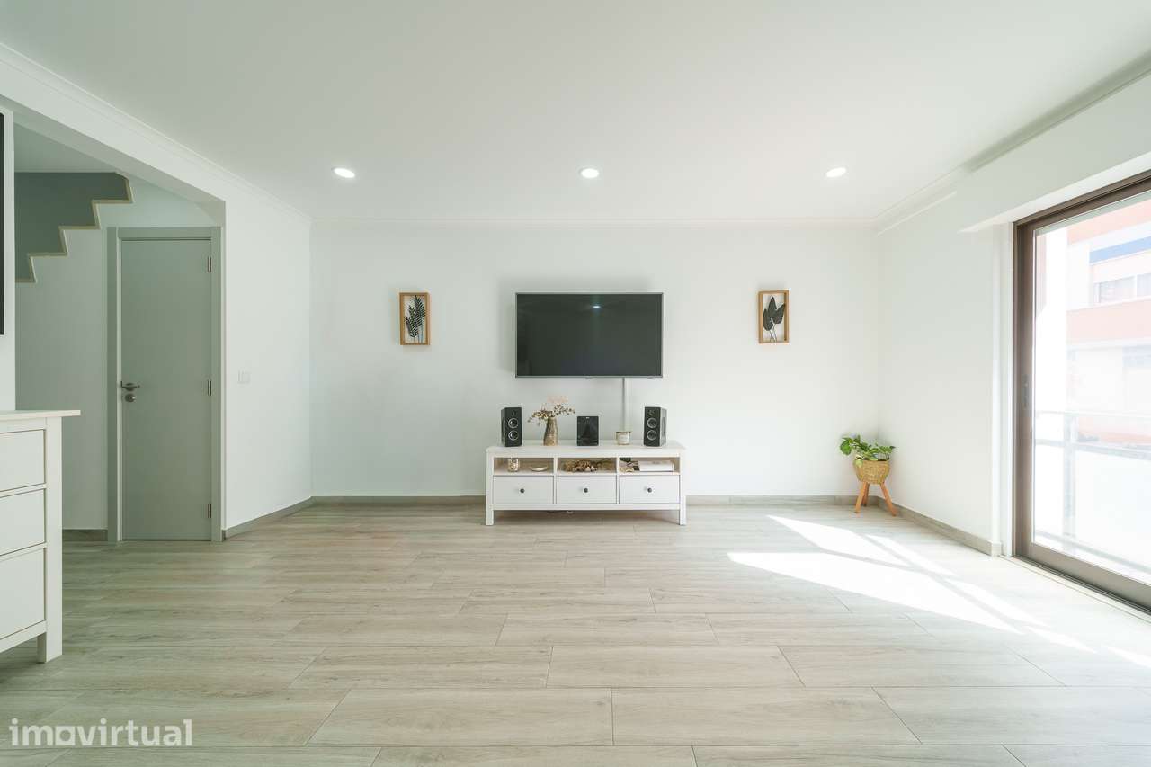 T3 DUPLEX RENOVADO |PARQUEAMENTO | ARRECADAÇÃO | RIO DE MOURO - Grande imagem: 4/27