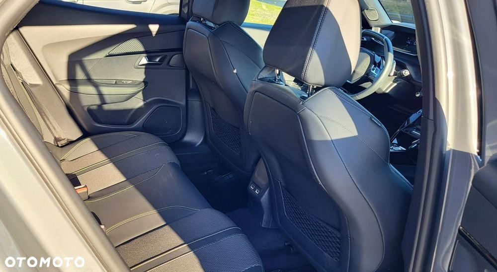 Peugeot 2008 Hybrid 136 e-DSC GT - 22
