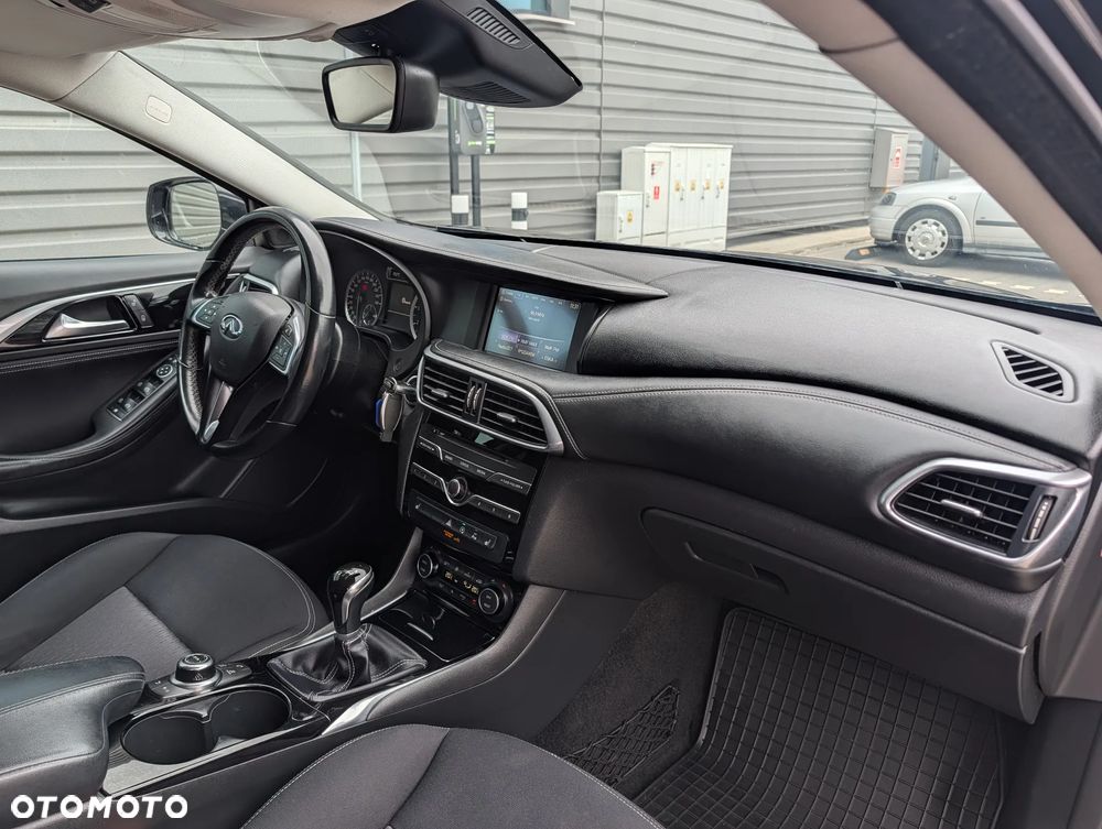 Infiniti Q30 1.6t Premium City Black - 16