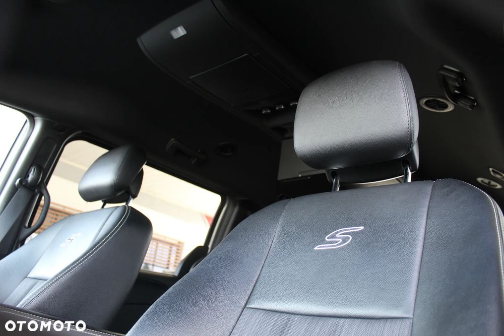 Chrysler Town & Country - 10