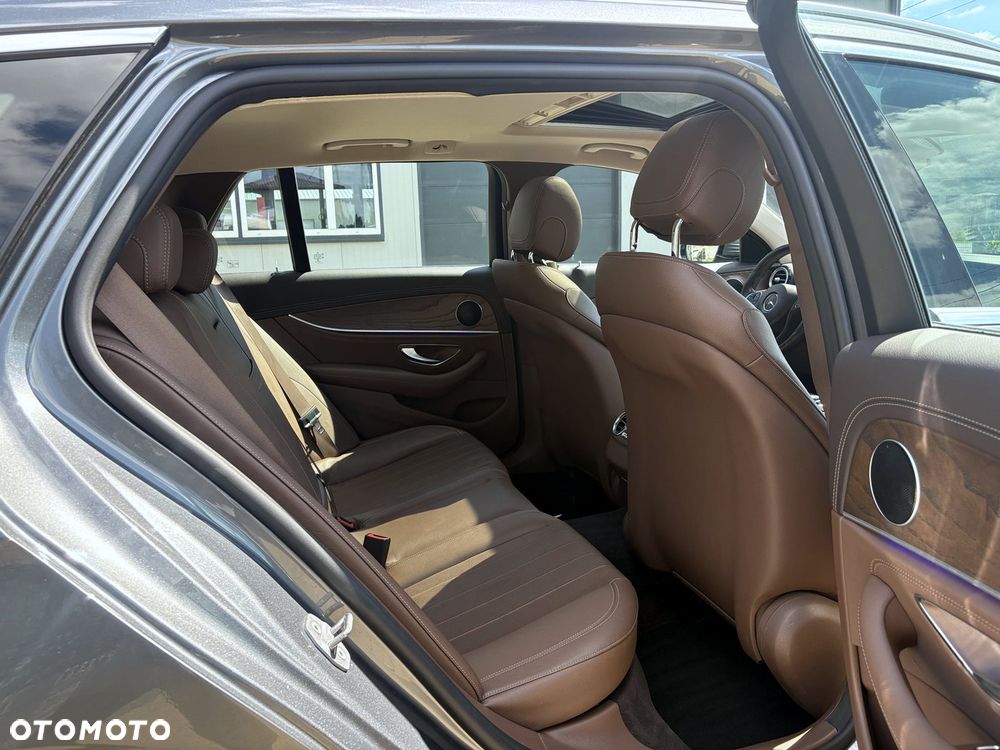 Mercedes-Benz Klasa E 250 9G-TRONIC Exclusive - 11