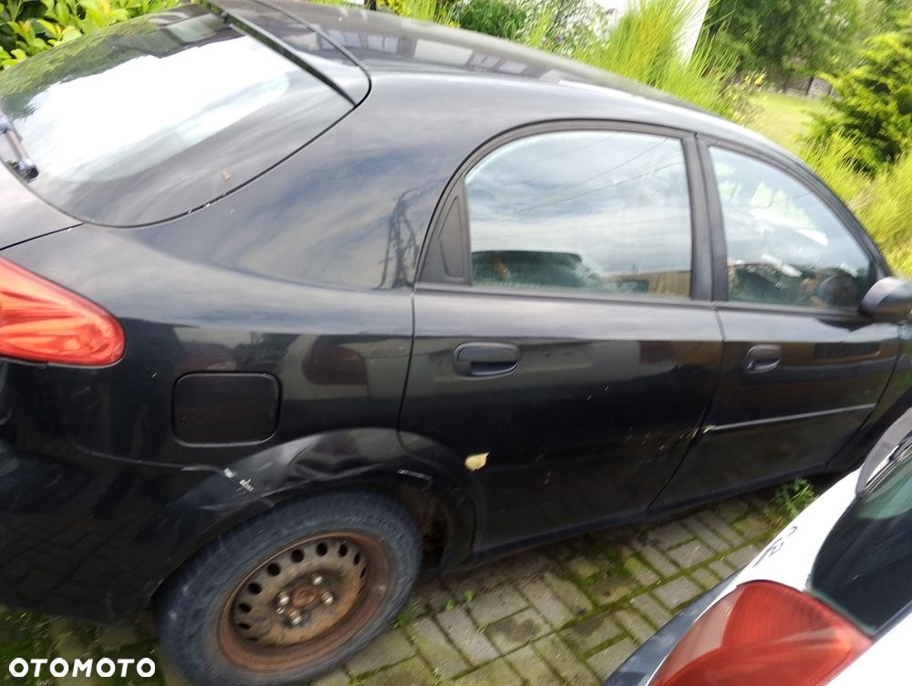 Chevrolet Lacetti I  (03-09r.) 1.4B 95KM. Silnik F14D3 Skrzynia MG5 lakier. Cały na części GWARANCJA !!!!  Przód Tył Zestaw Komplet Drzwi Klapa Zderzak Błotnik Maska Grill Atrapa Szyba Pas Lampa Lusterko Boczki Fotel Kanapa Kokpit Deska Rozdzielcza Przełącznik Włącznik Sterownik Przewody Wiązka Instalacja Moduł Komputer Czujnik Listwa Pompa Alternator Wtryski Głowica Rozrusznik Kompresor Sprzęgło Dwumas Silnik Skrzynia ABS Klimatyzacji Paliwa Wspomagania Kolektor Turbina Przepustnica Zawór Chłodnica Koło Hak Belka Sanki Zawieszenie Mcpherson Półoś Amortyzator Wydech Tłumik Zacisk Most - 2
