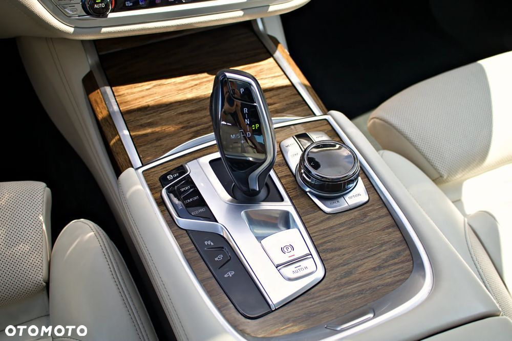 BMW Seria 7 740d xDrive - 32
