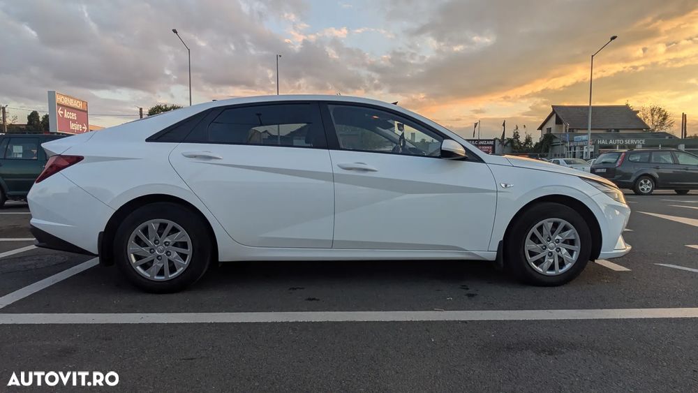 Hyundai Elantra - 23