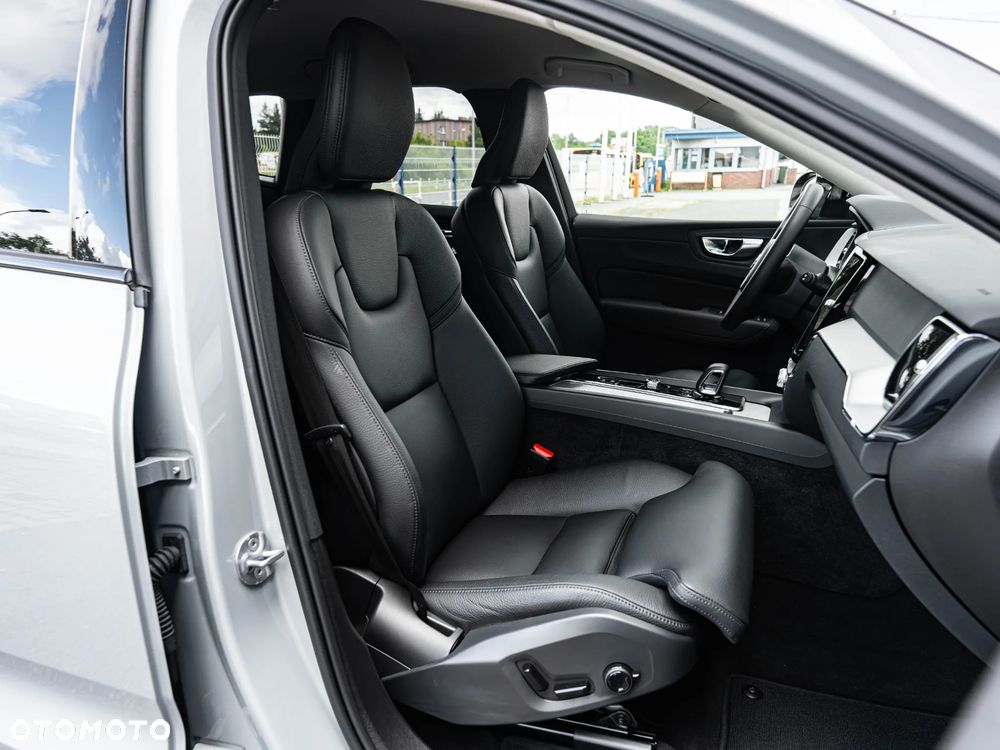 Volvo XC 60 B4 B Plus Dark - 26