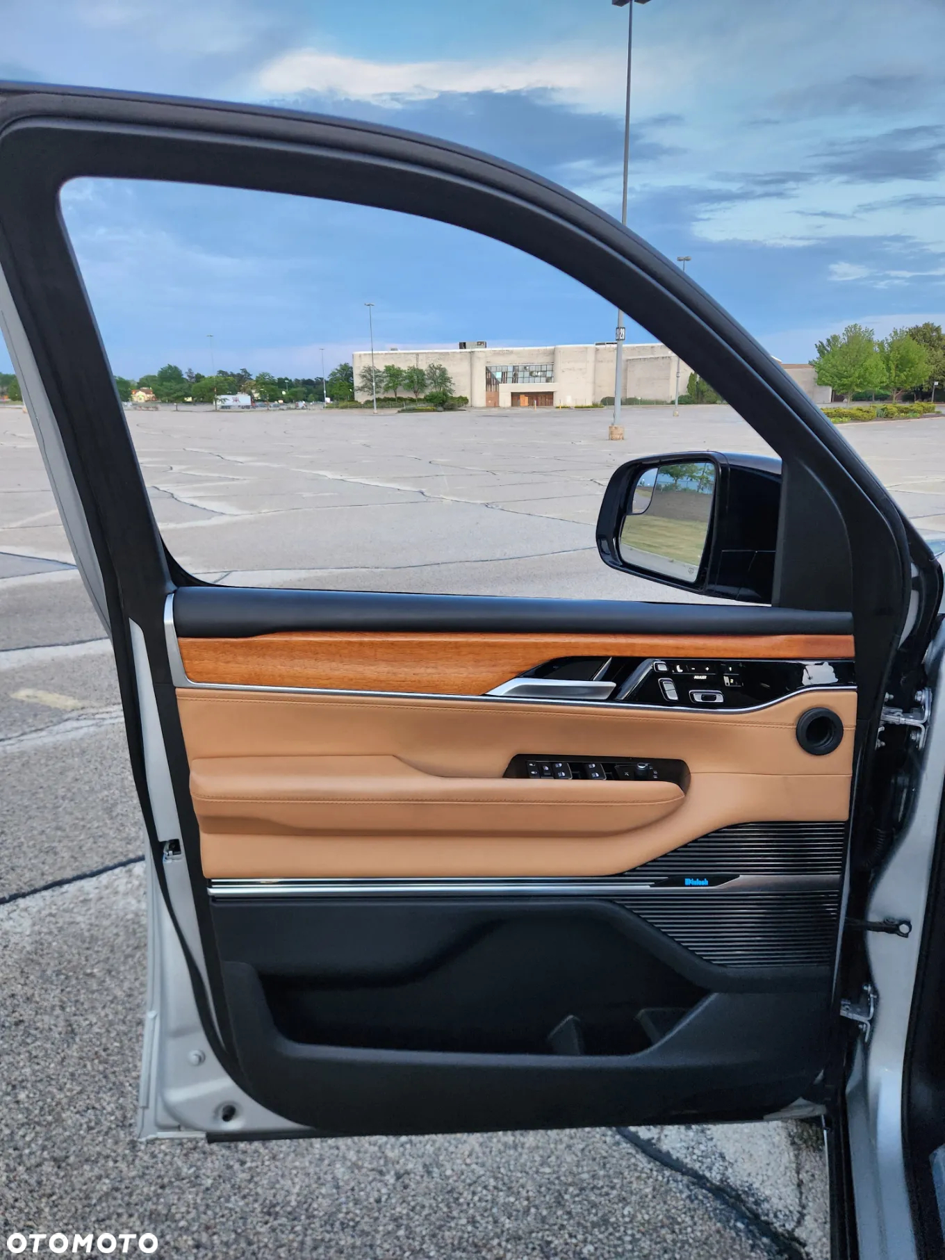 Jeep Grand Wagoneer - 26