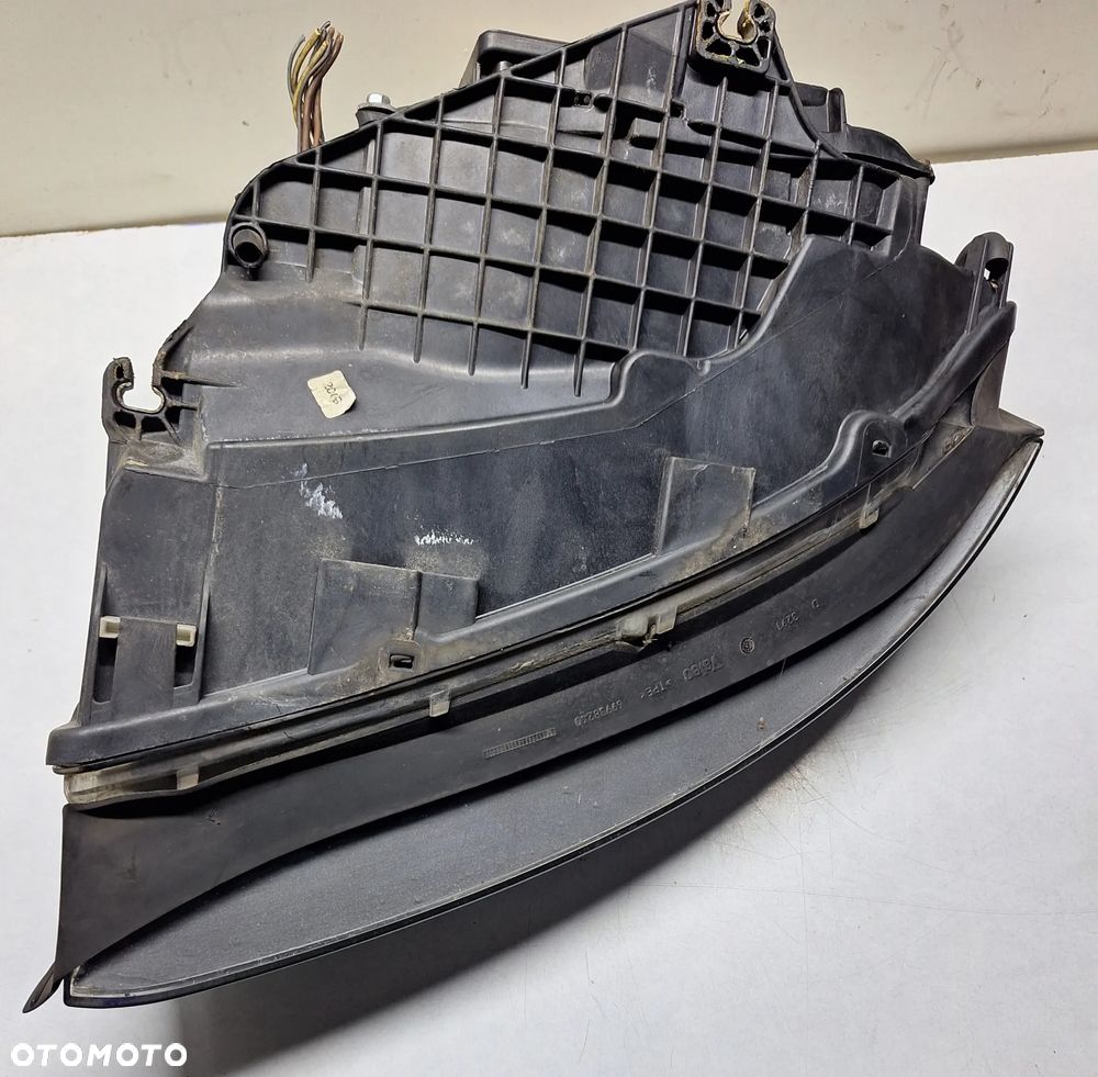 LAMPA XENON PRAWY PRZÓD  -AUDI A4/B6 -VALEO-8E0941004- EUROPA - 7