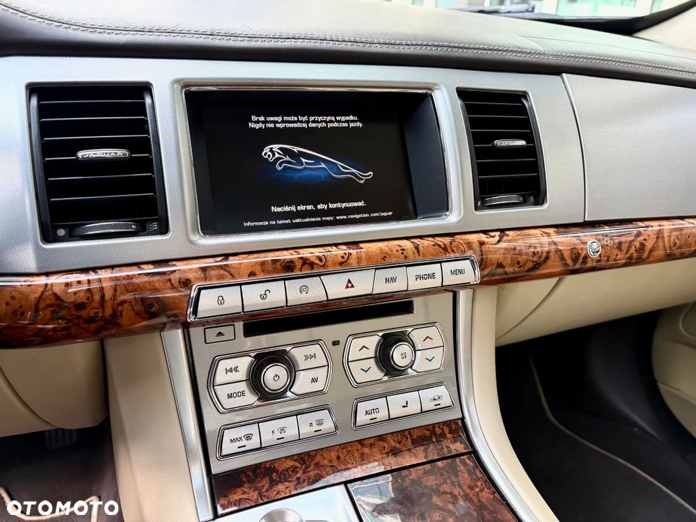 Jaguar XF 35t AWD Portfolio - 6