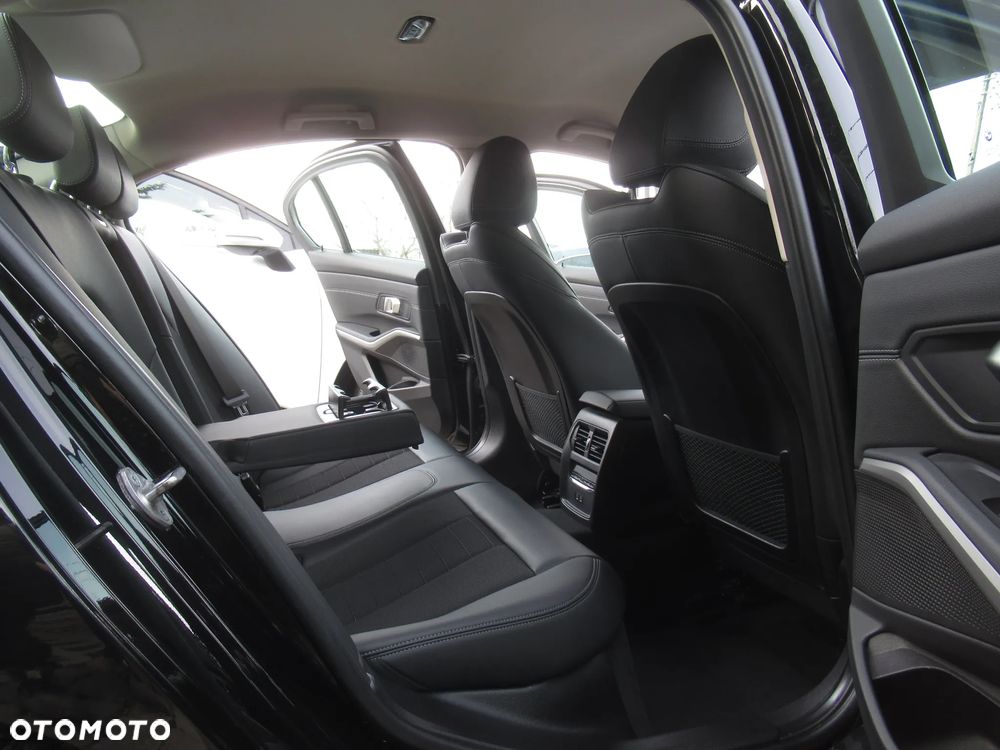 BMW Seria 3 318i - 8