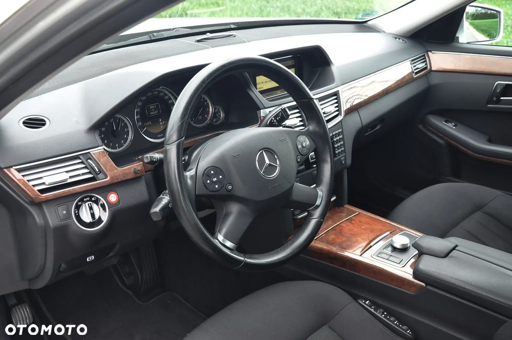 Mercedes-Benz Klasa E 250 CGI BlueEFFICIENCY 7G-TRONIC Elegance - 26