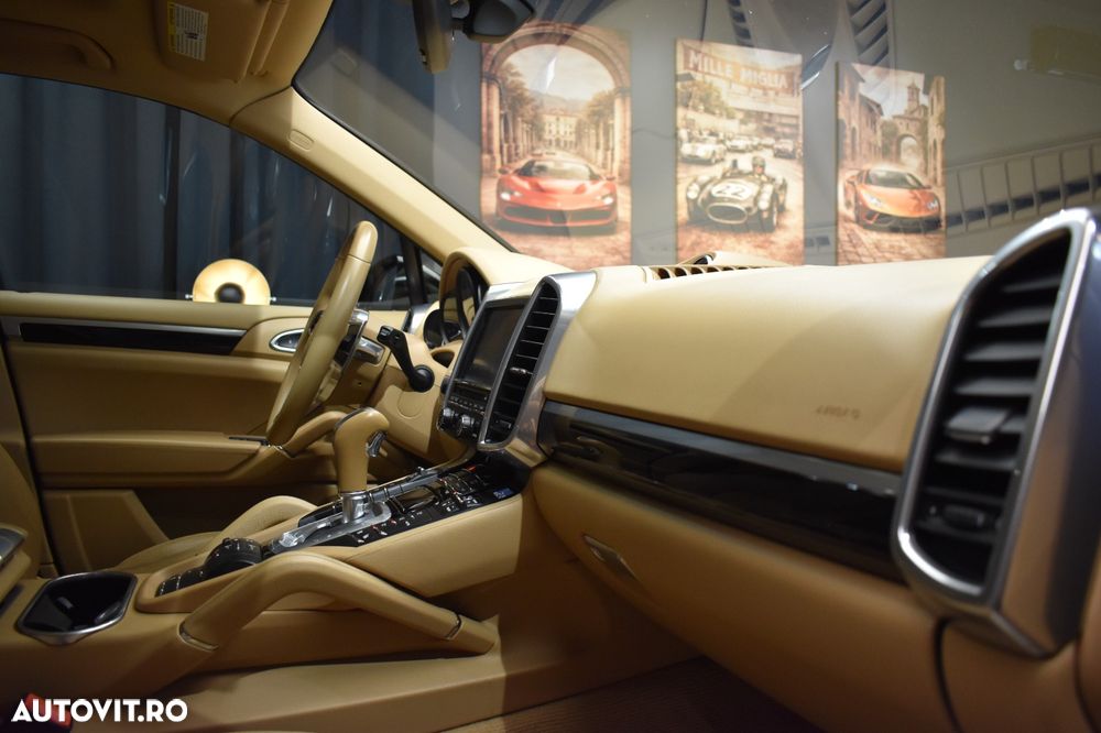 Porsche Cayenne 3.0 L - 12