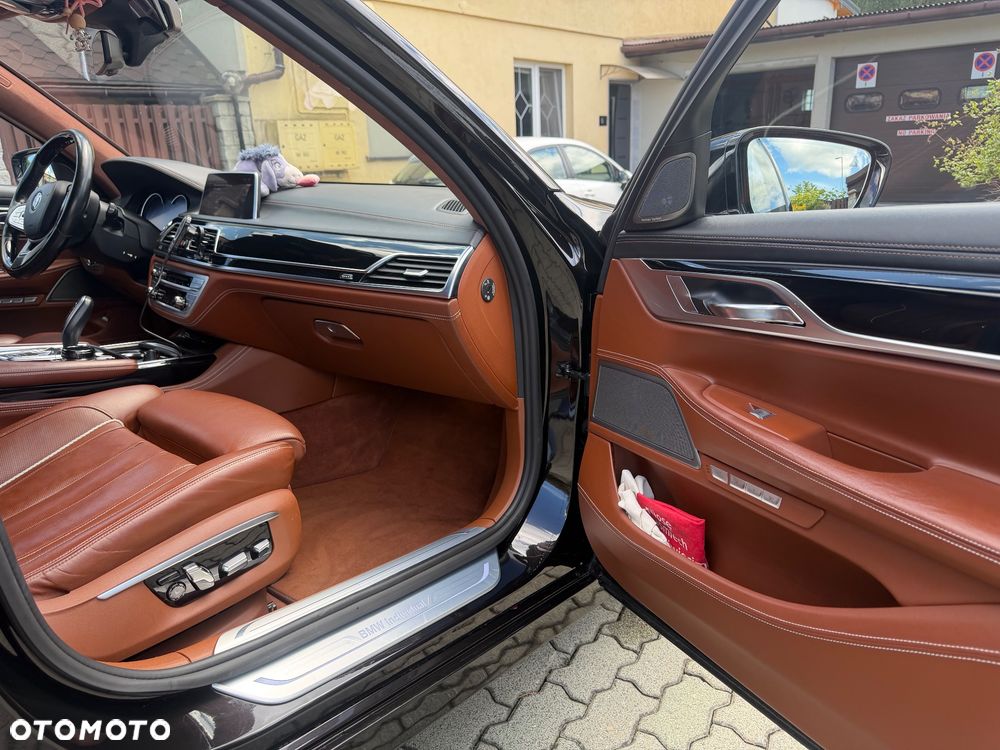 BMW Seria 7 750Li xDrive - 28