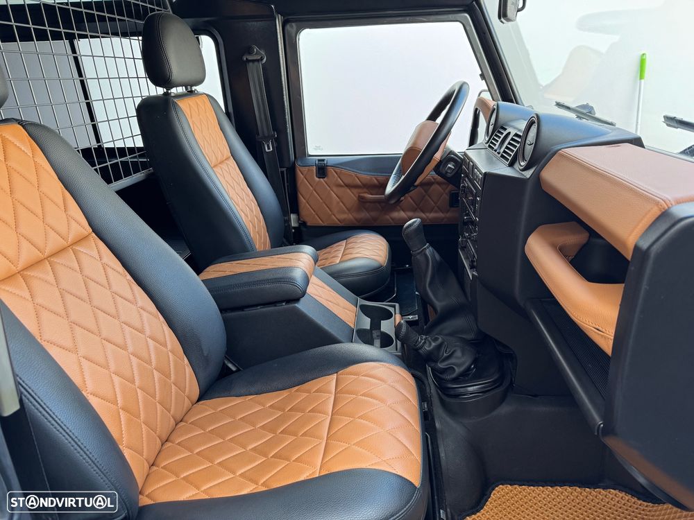 Land Rover Defender 90 Hard Top SE - 17