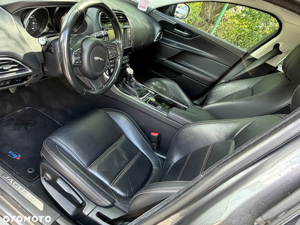 Jaguar XE 2.0 D Portfolio - 4