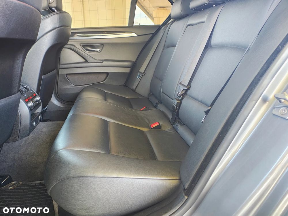 BMW Seria 5 550i Sport-Aut - 28
