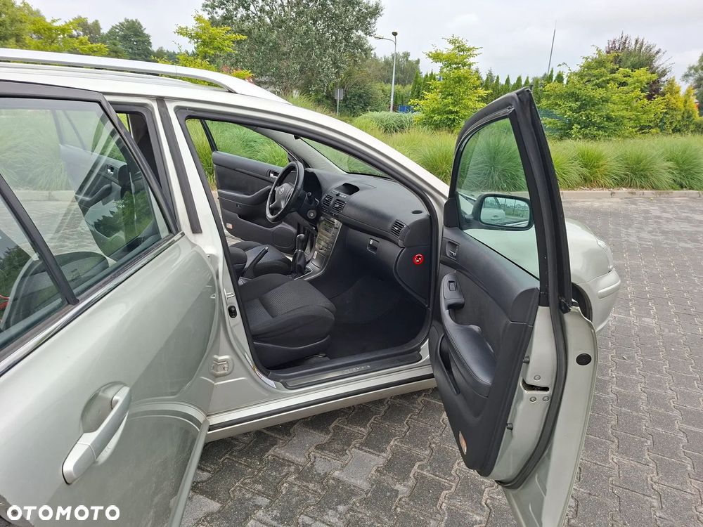 Toyota Avensis 1.8 VVT-i Combi - 11