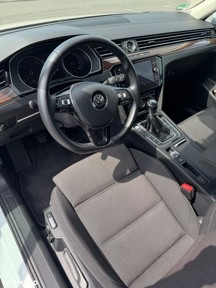 Volkswagen Passat 2.0 TDI SCR Comfortline - 14