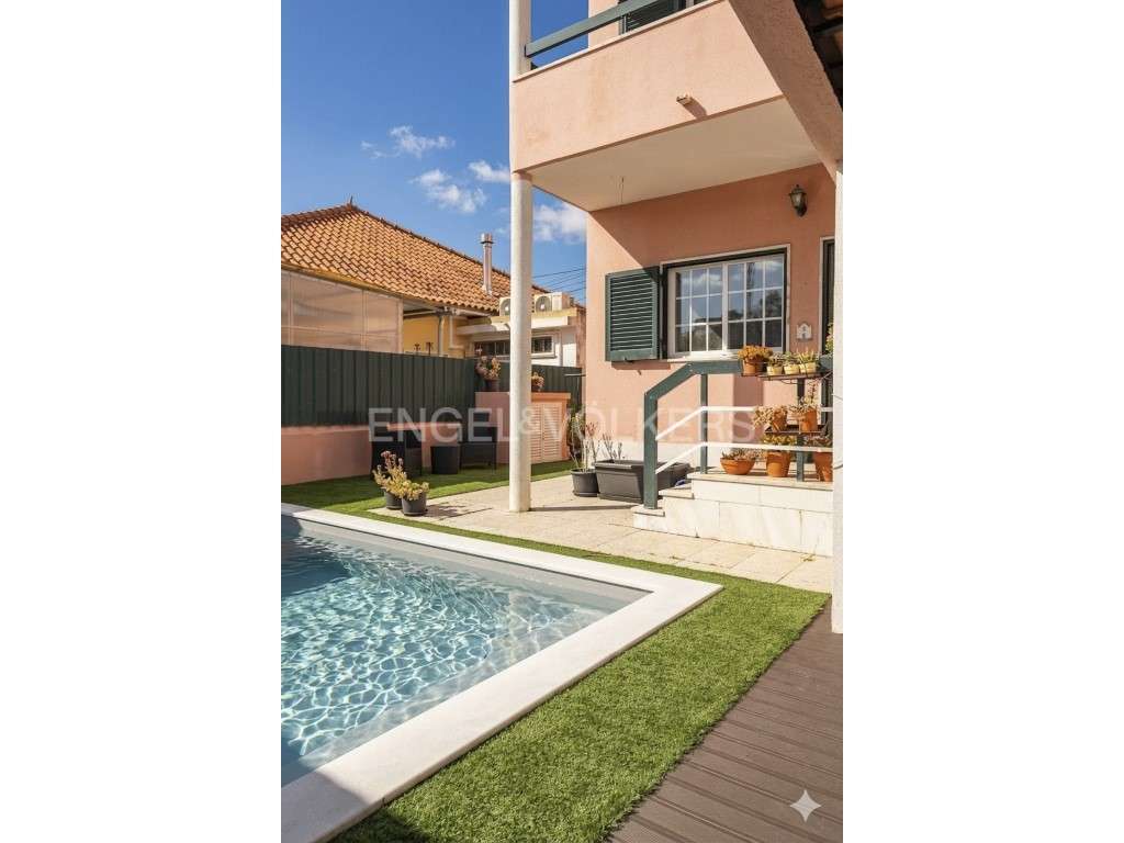 Moradia T5 com piscina em Sobreda de Caparica - Grande imagem: 2/34
