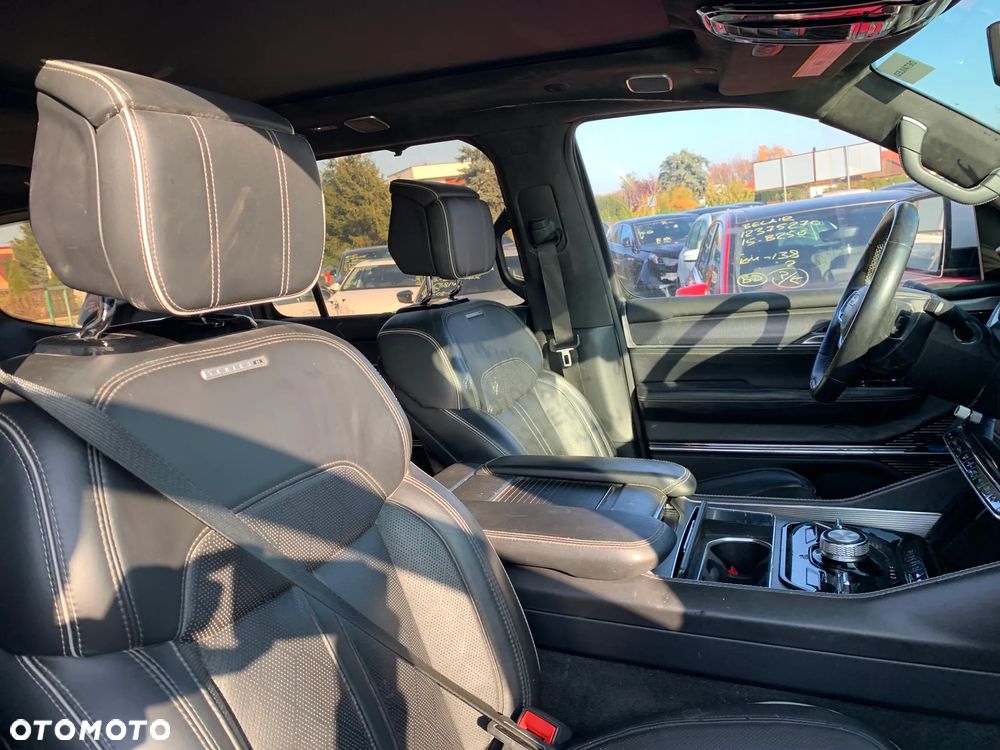 Jeep Grand Wagoneer - 17