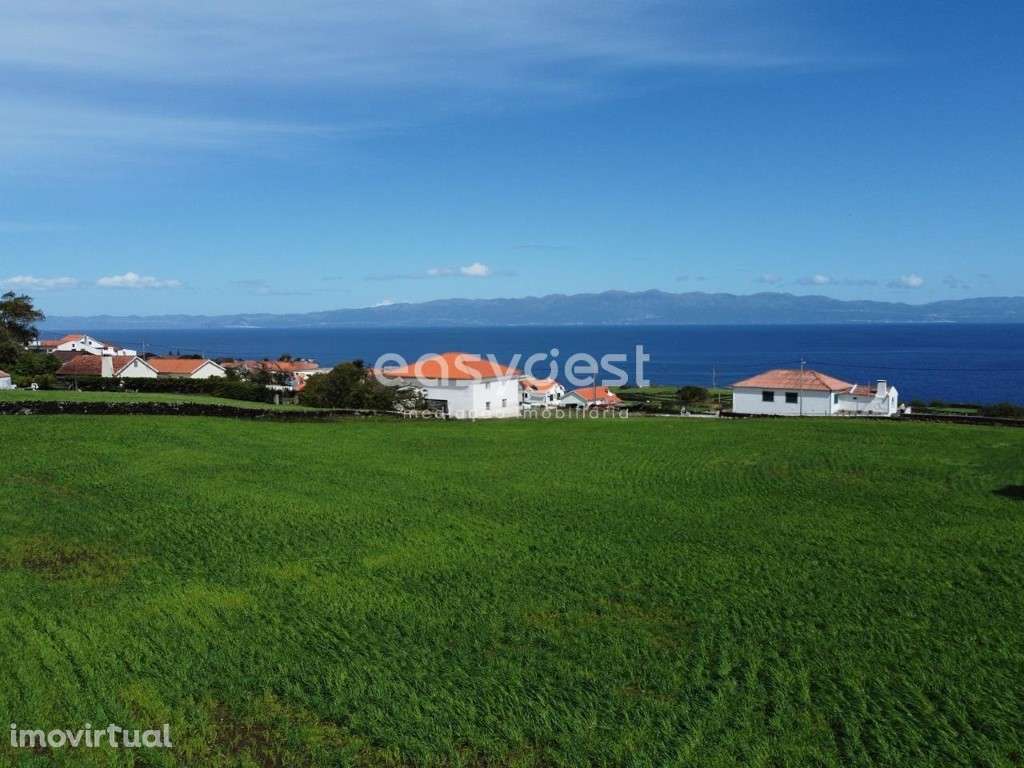 Terreno plano na Prainha com vista mar e sobre a ilha de São Jorge - Grande imagem: 4/18