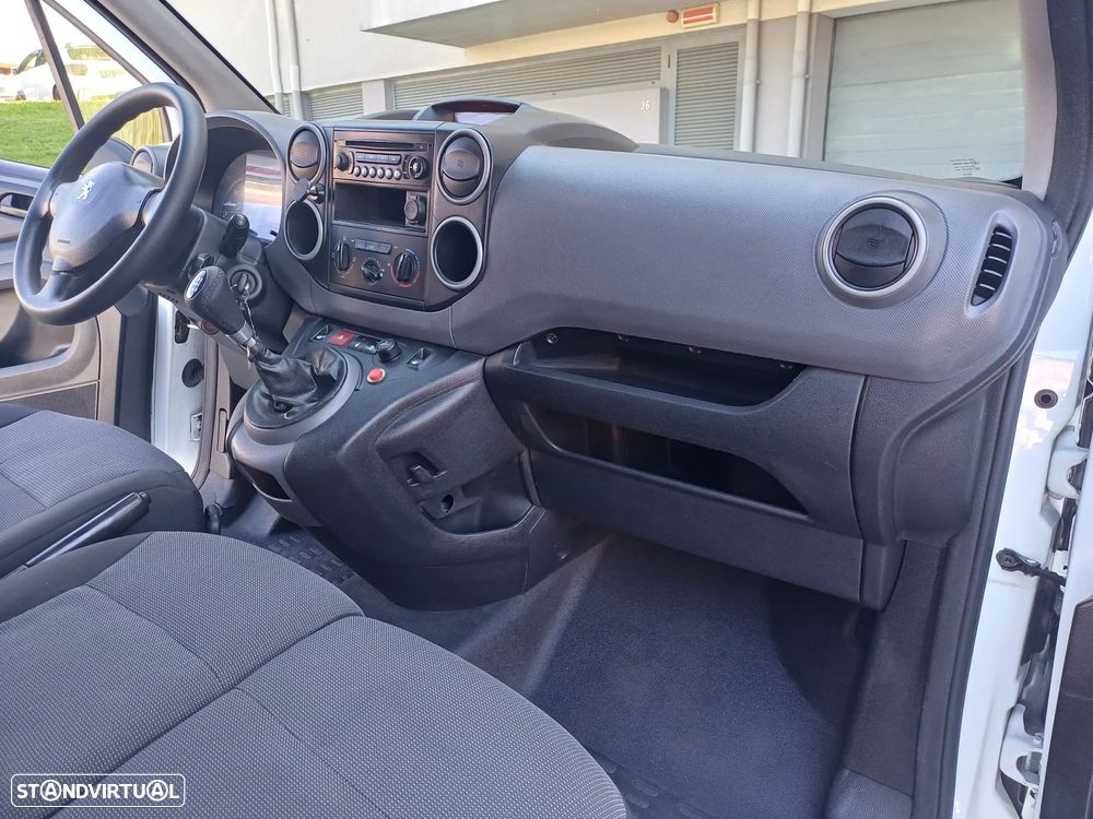 Peugeot PARTNER LONGA 1.6 HDI 100 CV - 3 LUGARES - 29