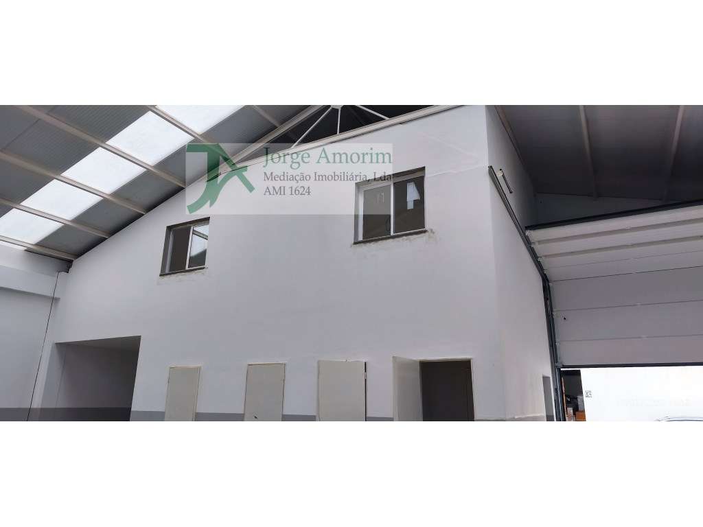 Armazém Industrial com 950 m² e Escritórios. Pé dto de 5.5 mt Cober... - Grande imagem: 2/7