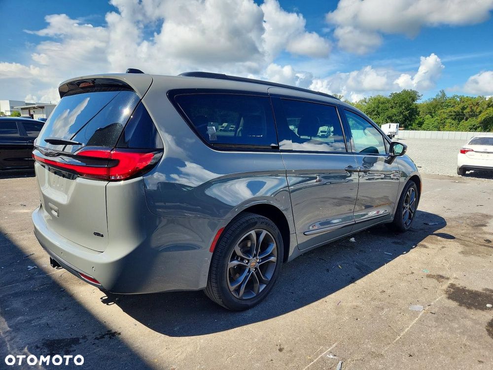 Chrysler Pacifica - 4