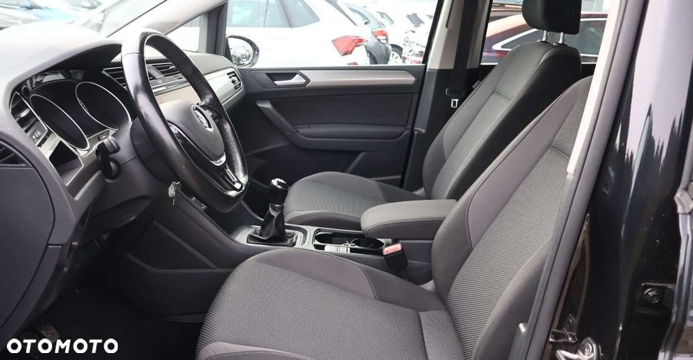 Volkswagen Touran - 11