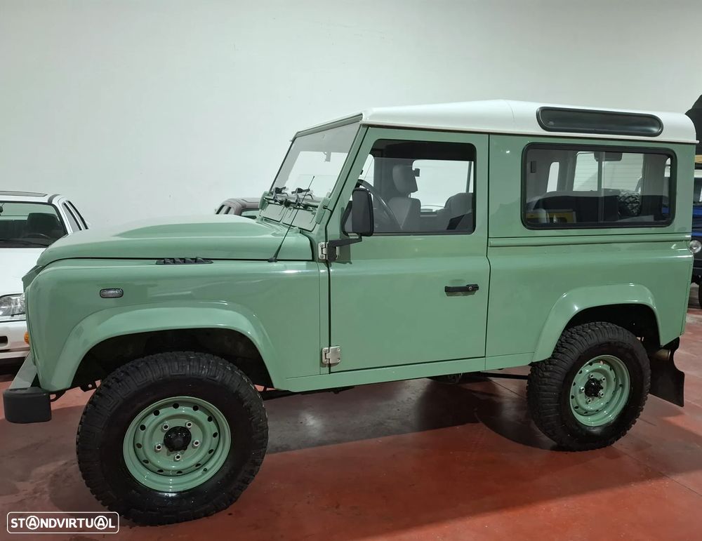 Land Rover Defender - 2