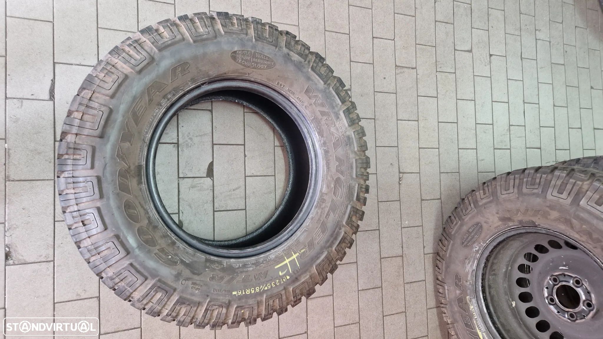 4 PNEUS 235/85/16 GOODYEAR WRANGLER MT/R 114/111Q COM MAIS DE 80% PISO - 1